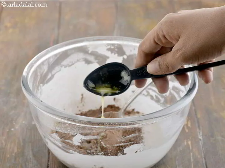 स्टेप 7 – <strong>चॉकलेट ग्लेज आइसिंग</strong> को मुलायम बनावट प्रदान करने के लिए …