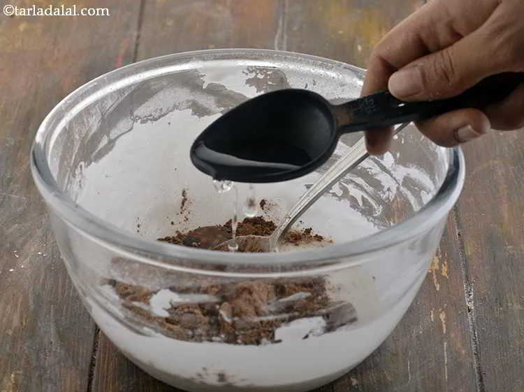 स्टेप 8 – अंत में, <strong>चॉकलेट ग्लेज आइसिंग</strong> की स्थिरता को समायोजित करने …