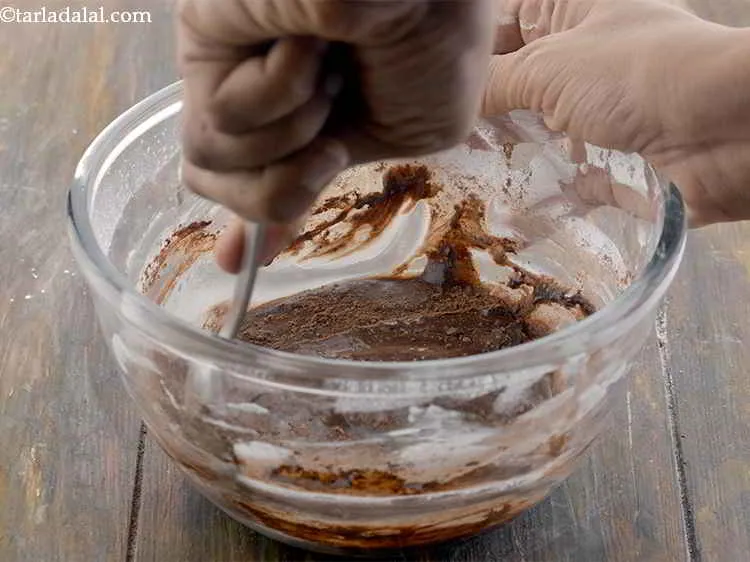 स्टेप 9 – चम्मच की मदद से <strong>चॉकलेट ग्लेज़</strong> को अच्छी तरह मिलाएं। …