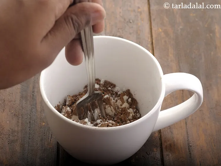 स्टेप 5 – कांटा चम्मच का उपयोग करके अच्छी तरह मिलाएँ।