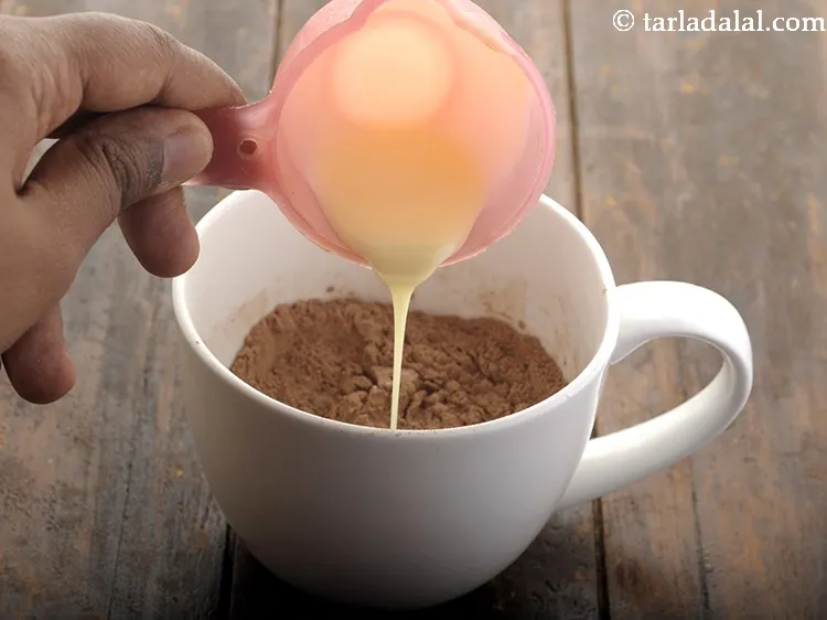 स्टेप 6 – कन्डेन्स्ड मिल्क डालें। आप कन्डेन्स्ड मिल्क को ३ १/२ टेबल-स्पून …