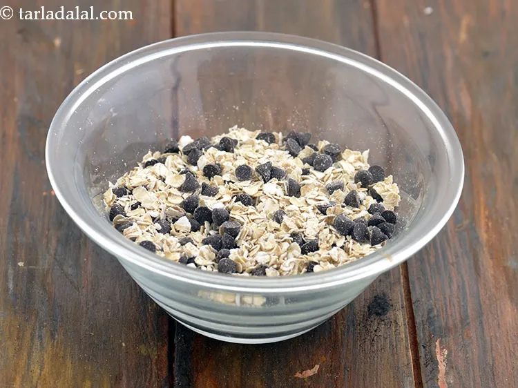 Step 15 – Add 2 tbsp&nbsp;<a href="https://www.tarladalal.com/glossary-chocolate-chips-325i">chocolate chips</a>.
