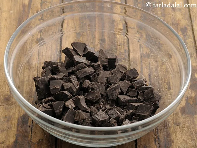 स्टेप 2 – <strong>प्रेशर कुकर में चॉकलेट पुडिंग</strong>&nbsp;तैयार करने के लिए&nbsp;एक गहरे कटोरे …