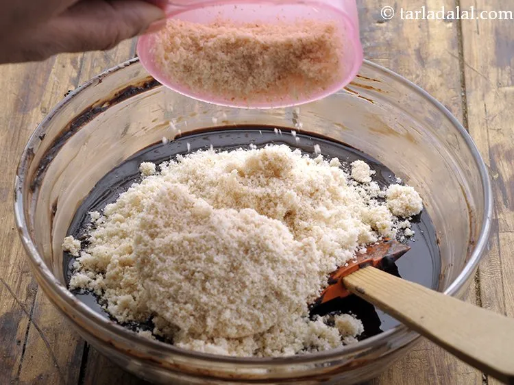 स्टेप 9 – १ १/४ कप&nbsp;<a href=""https://www.tarladalal.com/glossary-bread-crumbs-breadcrumbs-hindi-222i"">ताजा ब्रेड क्रम्ब्स</a> डालें। 1&frac14; कप ताजा …