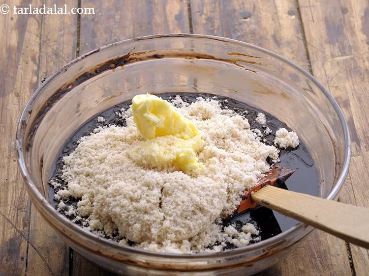 स्टेप 10 – २ टेबल-स्पून&nbsp;<a href=""https://www.tarladalal.com/glossary-soft-butter-naram-makhan-hindi-1942i"">नरम मक्खन</a>&nbsp;डालें।&nbsp;इस स्तर पर, चॉकलेट के स्वाद को …