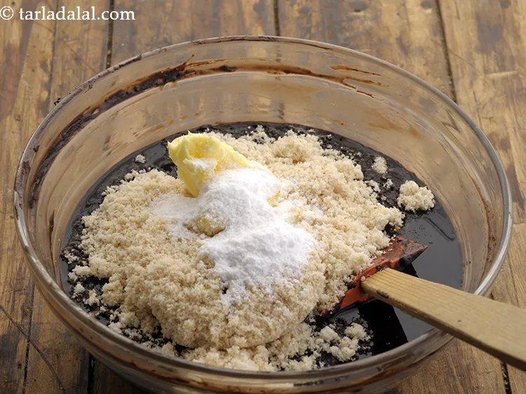 स्टेप 11 – १ टेबल-स्पून&nbsp;<a href=""https://www.tarladalal.com/glossary-powdered-sugar-hindi-280i"">पीसी हुई चीनी</a> डालें और अच्छी तरह मिलाएँ। …