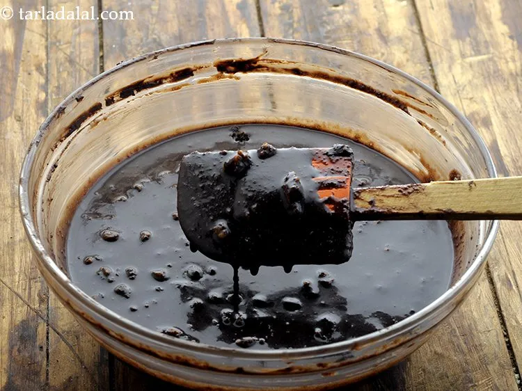 स्टेप 12 – चॉकलेट मिश्रण को दो बराबर भागों में बांटें।