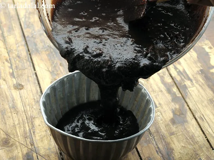 स्टेप 14 – चॉकलेट मिश्रण के एक भाग को चिकनी की गई एल्युमिनियम …