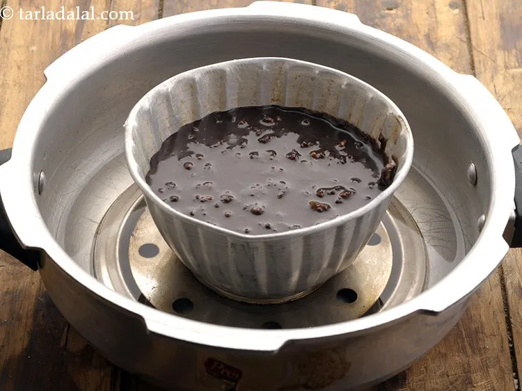 स्टेप 16 – टिन को छलनी पर रखें।