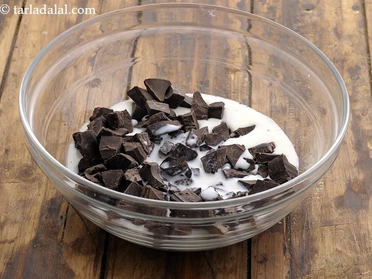 स्टेप 3 – कटोरे में १/२ कप&nbsp;<a href=""https://www.tarladalal.com/glossary-milk-doodh-full-cream-milk-hindi-514i"">दूध</a> डालें।