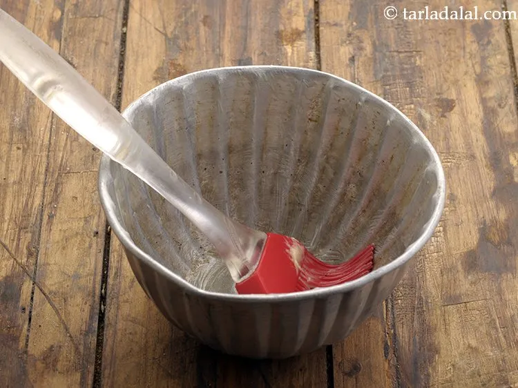 स्टेप 13 – एक एल्युमिनियम टिन को मक्खन, घी या तेल से चिकना …