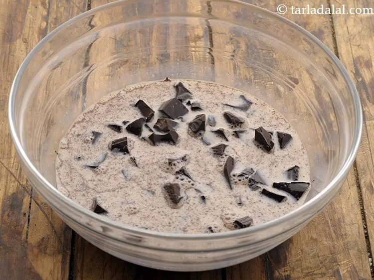 स्टेप 4 – डबल बॉयलर बनाने के लिए, सॉस पैन में लगभग 1 …