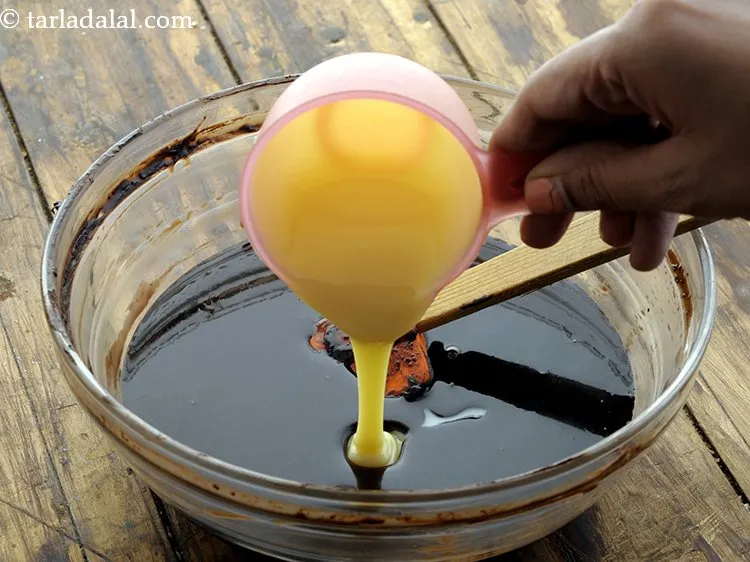 स्टेप 6 – जब चॉकलेट पिघलकर चिकनी हो जाए तो उसमें कंडेंस्ड मिल्क …