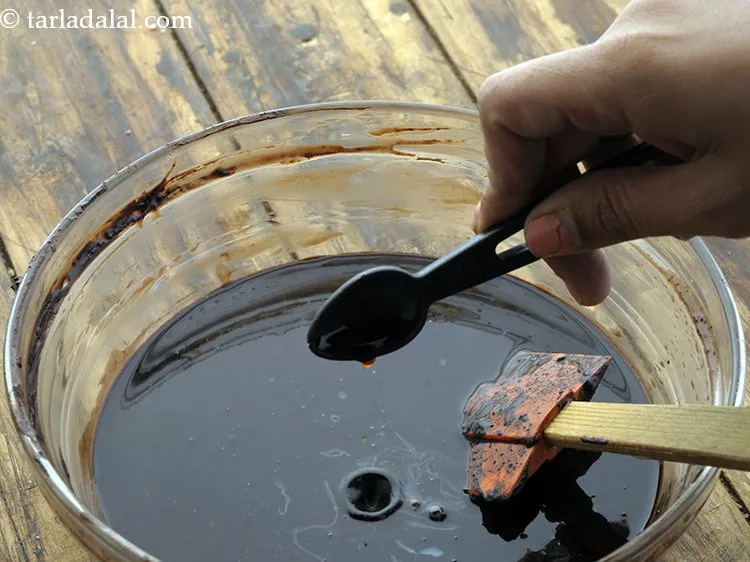 स्टेप 7 – चॉकलेट पुडिंग का स्वाद बढ़ाने के लिए १/२ टी-स्पून&nbsp;<a href=""https://www.tarladalal.com/glossary-vanilla-essence-hindi-406i"">वेनिला …