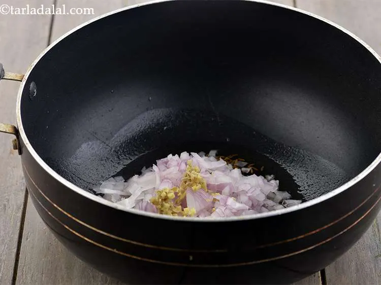 स्टेप 33 – हमने बारीक कटा हुआ अदरक जोड़ा है क्योंकि यह बेहतर …