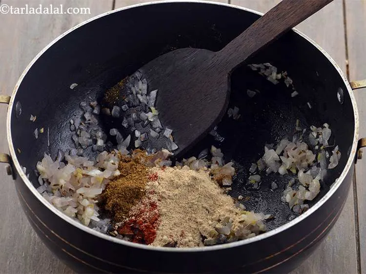 स्टेप 20 – अमचूर पाउडर डालें। आप विकल्प के रूप में नींबू के …