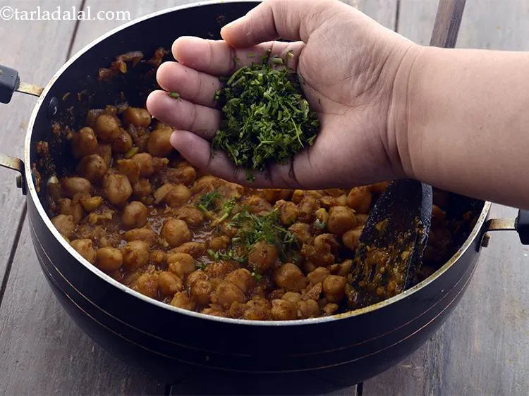 Step 30 – Also, you can add little coriander to&nbsp;<strong>&nbsp; chole | Punjabi chole |&nbsp;roadside&nbsp;chole | Punjabi chana …