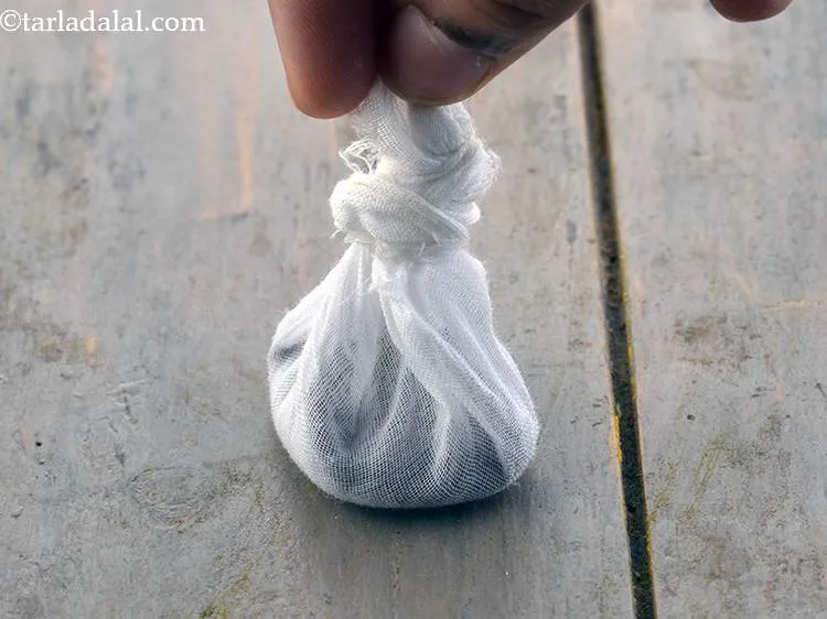 स्टेप 5 – और उसे कसकर बांधें। एक तरफ रख दें।