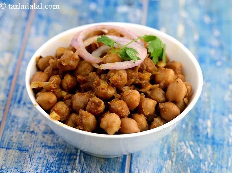 Step 31 – Serve<strong>&nbsp;chole | Punjabi chole |&nbsp;roadside&nbsp;chole | Punjabi chana masala |&nbsp;</strong>hot garnished with onion rings.&nbsp;