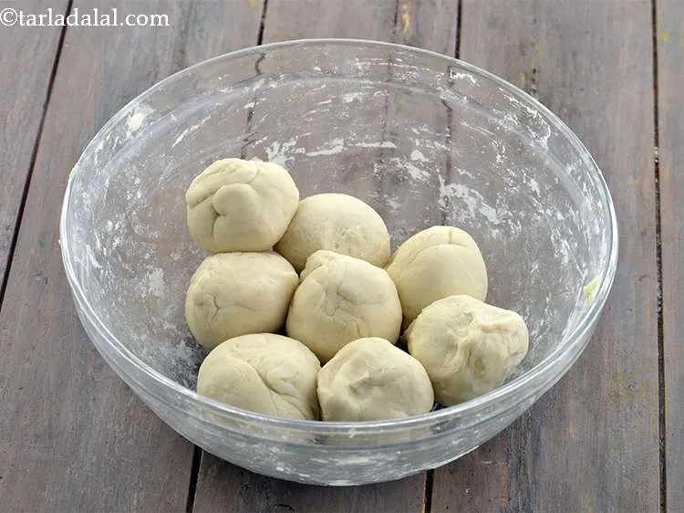 Step 8 – Remove the muslin cloth. Divide the<strong> aloo bhatura</strong> dough into 8 equal portions.