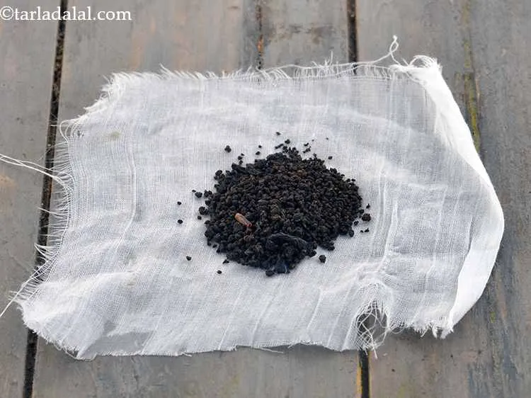 स्टेप 5 – इसमें चाय की पत्ती डालें।