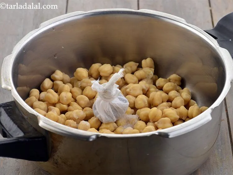 स्टेप 9 – मलमल के कपड़े से बंधी पोटली को रखें।