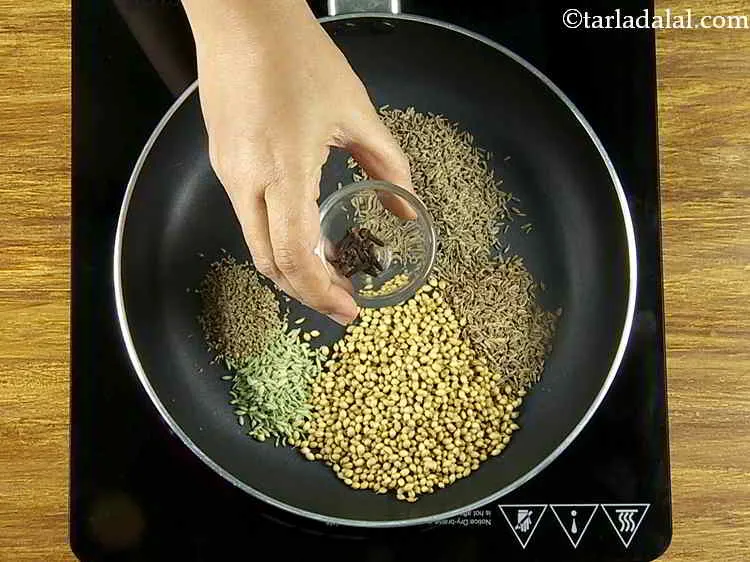 स्टेप 13 – फिर, लौंग डालें।&nbsp;