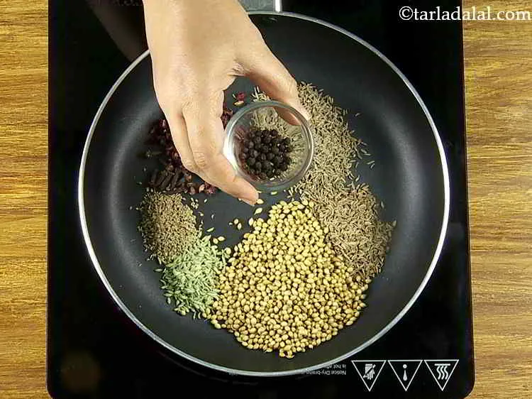 स्टेप 15 – अंत में, काली मिर्च डालें। ब्लैक पेपरकॉर्न, जो अब हमारे …