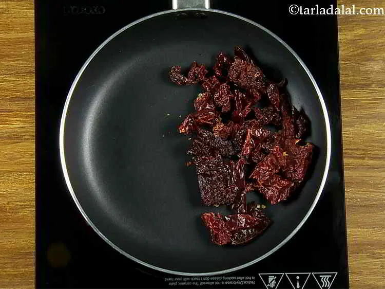 स्टेप 2 – एक चौड़ा नॉन स्टिक पैन लें और उसमें सूखी कश्मीरी …