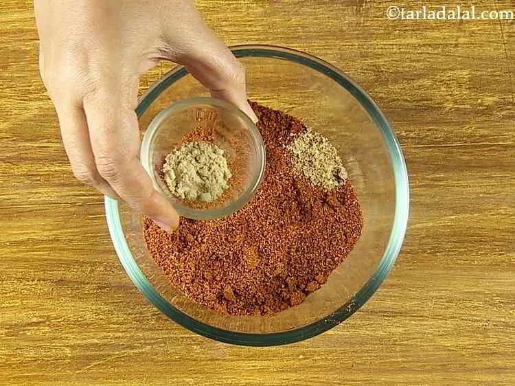 स्टेप 20 – फिर, सूखा अदरक का पाउडर डालें। इसे सौंठ भी कहा …
