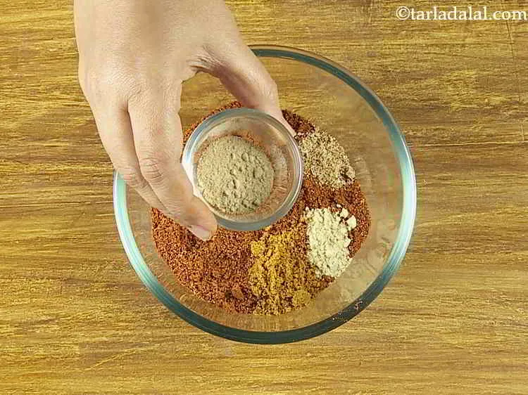 स्टेप 22 – आमचूर पाउडर डालें। यह सूखे आमों को पीसकर प्राप्त किया …