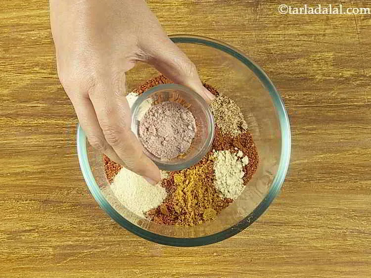 स्टेप 24 – इसके अलावा, काला नमक डालें। काला नमक का रंग गुलाबी …