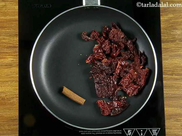 स्टेप 3 – दालचीनी डालें। दालचीनी एक ट्रापिकल एवर्ग्रीन ट्री की आंतरिक छाल …