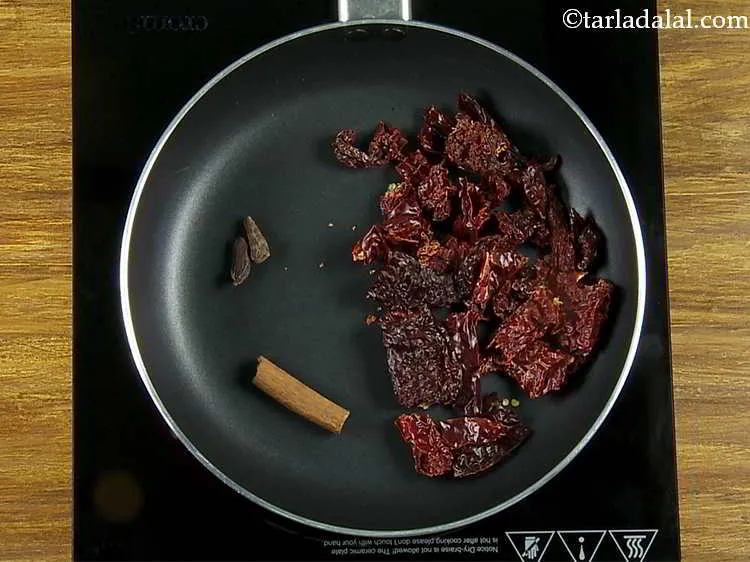 स्टेप 4 – अब, काली इलायची डालें। इसमें अस्ट्रिन्जन्ट की सुगंध है, लेकिन …
