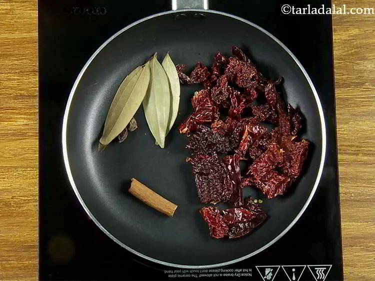 स्टेप 5 – <div> उसी तरह, तेजपत्ता डालें। भारतीय तेजपत्ता एक स्वाद प्रदान …