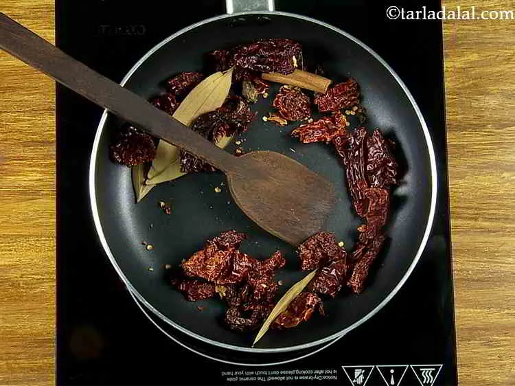 स्टेप 6 – मध्यम आंच पर ४ से ५ मिनट तक भून लें, …