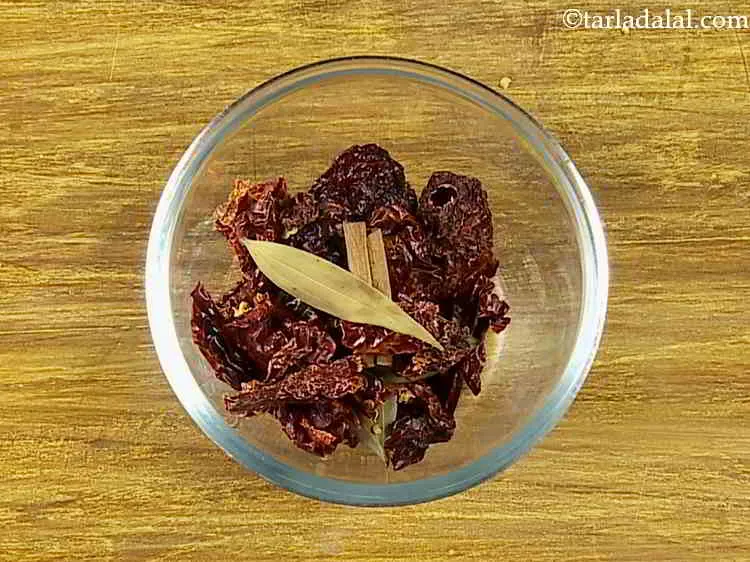 स्टेप 7 – उसे एक प्लेट में निकालें और ठंडा होने के लिए …