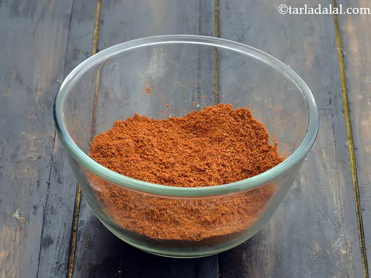 स्टेप 18 – मिक्सर जार में डालकर, बारीक पाउडर होने तक पीस लें।। …