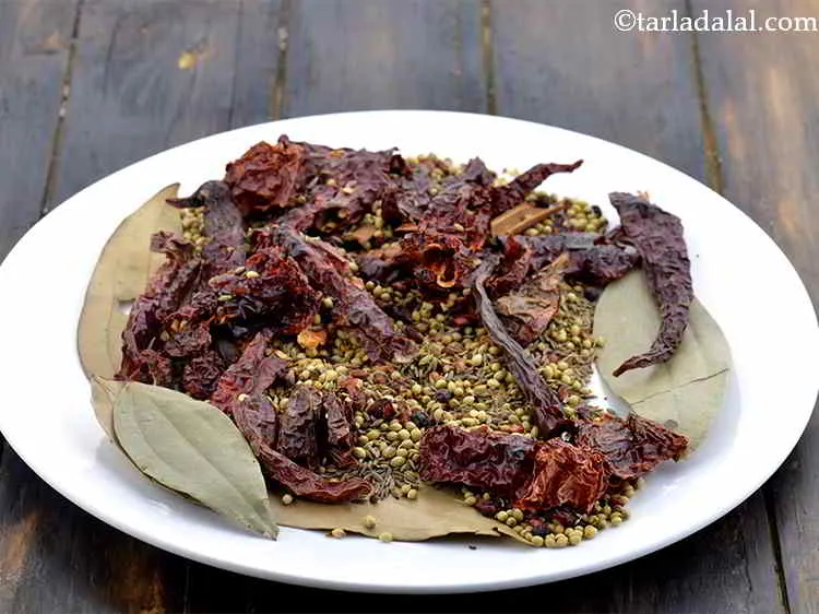 स्टेप 17 – सभी सूखी भुनी हुई सामग्री को एक साथ मिलाएं।