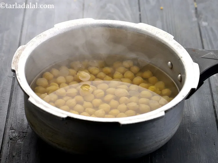 स्टेप 5 – मध्यम आंच पर इसे ३ सीटी के लिए पकाएं। भाप …