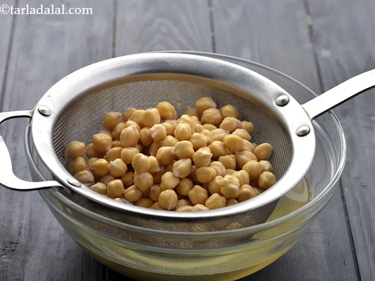 स्टेप 2 – सुबह में, एक छलनी का उपयोग करके काबुली चना को …