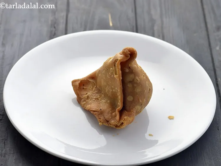 Step 27 – For preparing the&nbsp;<strong>chole samosa chaat | Delhi roadside chole samosa chaat |</strong>&nbsp;<strong>samosa chaat with chole …