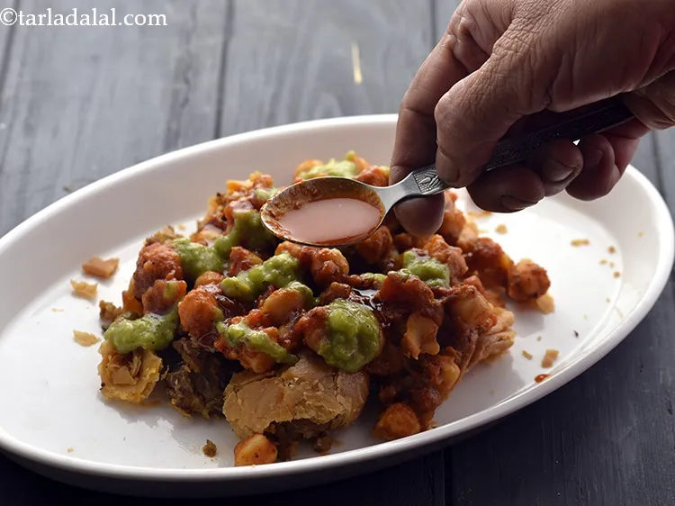 स्टेप 28 – साथ ही, लाल लहसुन की चटनी डालें। चटनी की मात्रा …