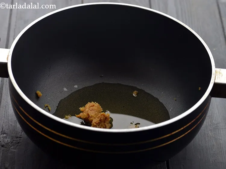 स्टेप 8 – लहसुन का पेस्ट डालें। यदि आप जैन हैं तो इसे …