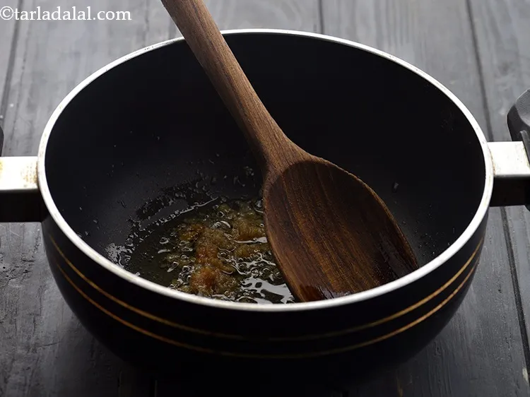 स्टेप 10 – मघ्यम आंच पर कुछ सेकंड के लिए या कच्ची सुगंध …