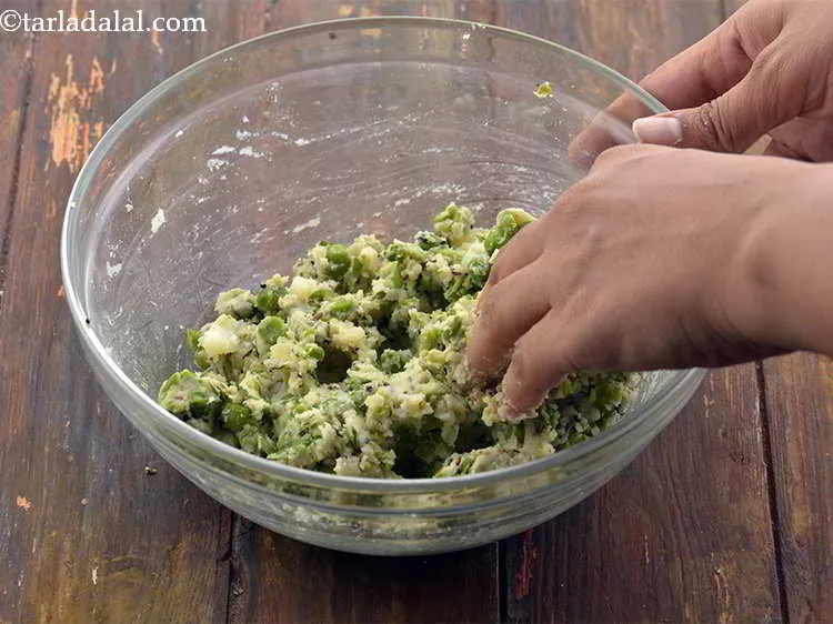 स्टेप 33 – अपने हाथों से अच्छी तरह मिलाएं जब तक कि सभी …