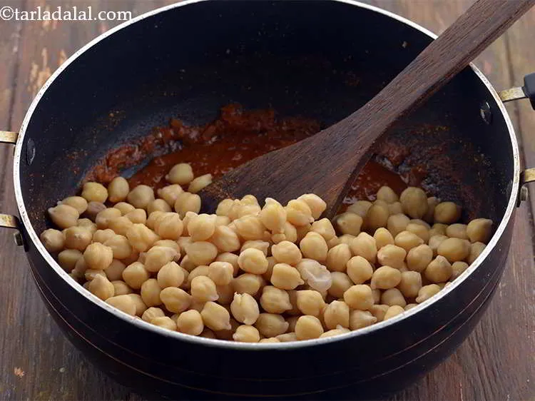 Step 18 – With it, add the kabuli chana we boiled earlier.