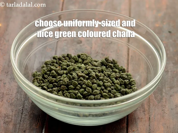 Step 3 – For the&nbsp;<strong>hare chane ki chaat</strong><strong>&nbsp;</strong>first buy good quality chana. Choose uniformly-sized and nice green coloured …