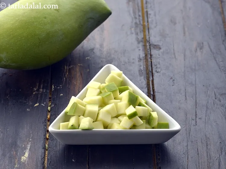 स्टेप 11 – बारीक कटा हुआ कच्चा आम, जिसे स्थानीय रूप से कच्ची …