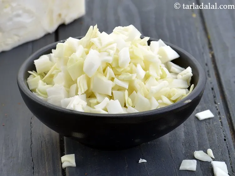 स्टेप 27 – १/२ कप <a href=""https://www.tarladalal.com/glossary-chopped-cabbage-hindi-781i"">कटी हुई पत्तागोभी</a> डालें। हमने प्याज़ के …